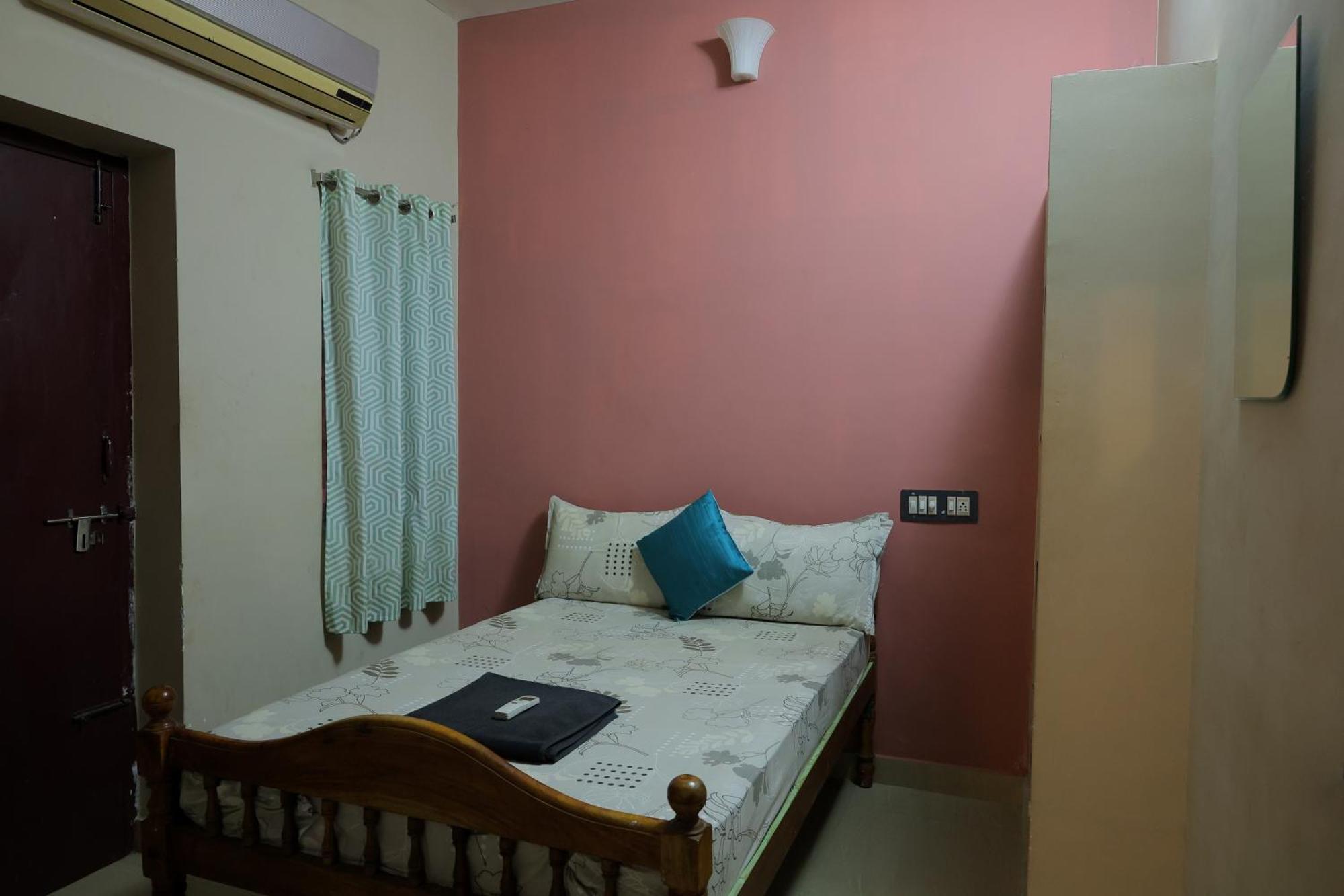The Club House Hotel Puducherry Buitenkant foto