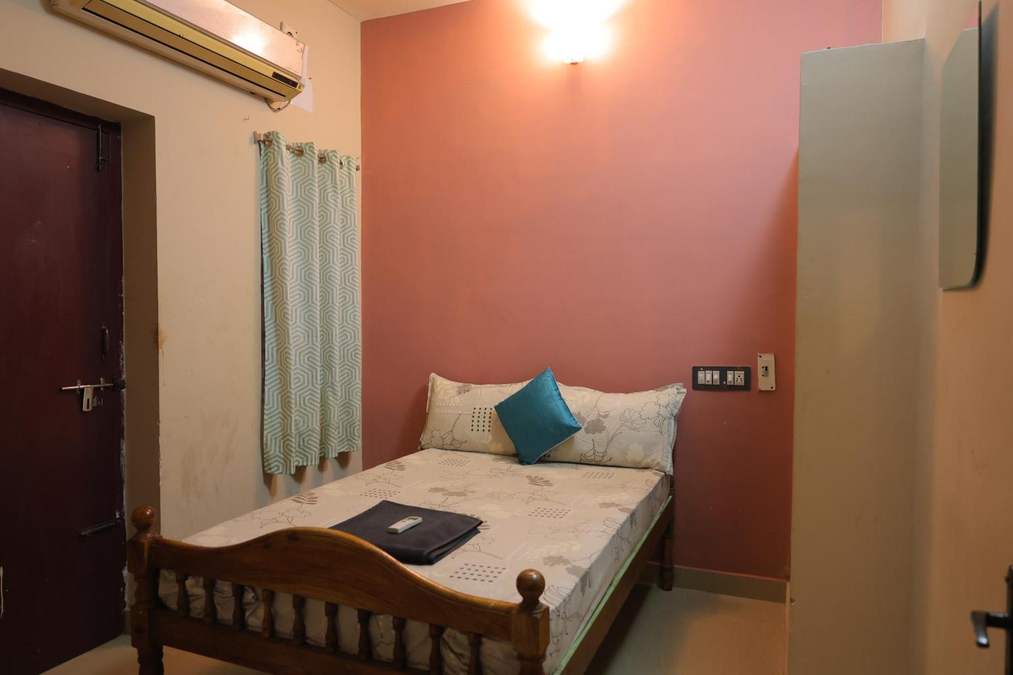 The Club House Hotel Puducherry Buitenkant foto