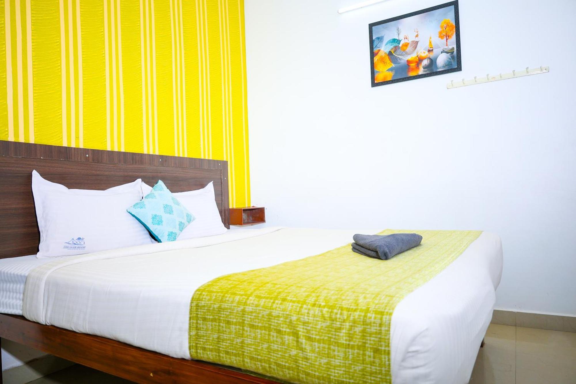 The Club House Hotel Puducherry Buitenkant foto